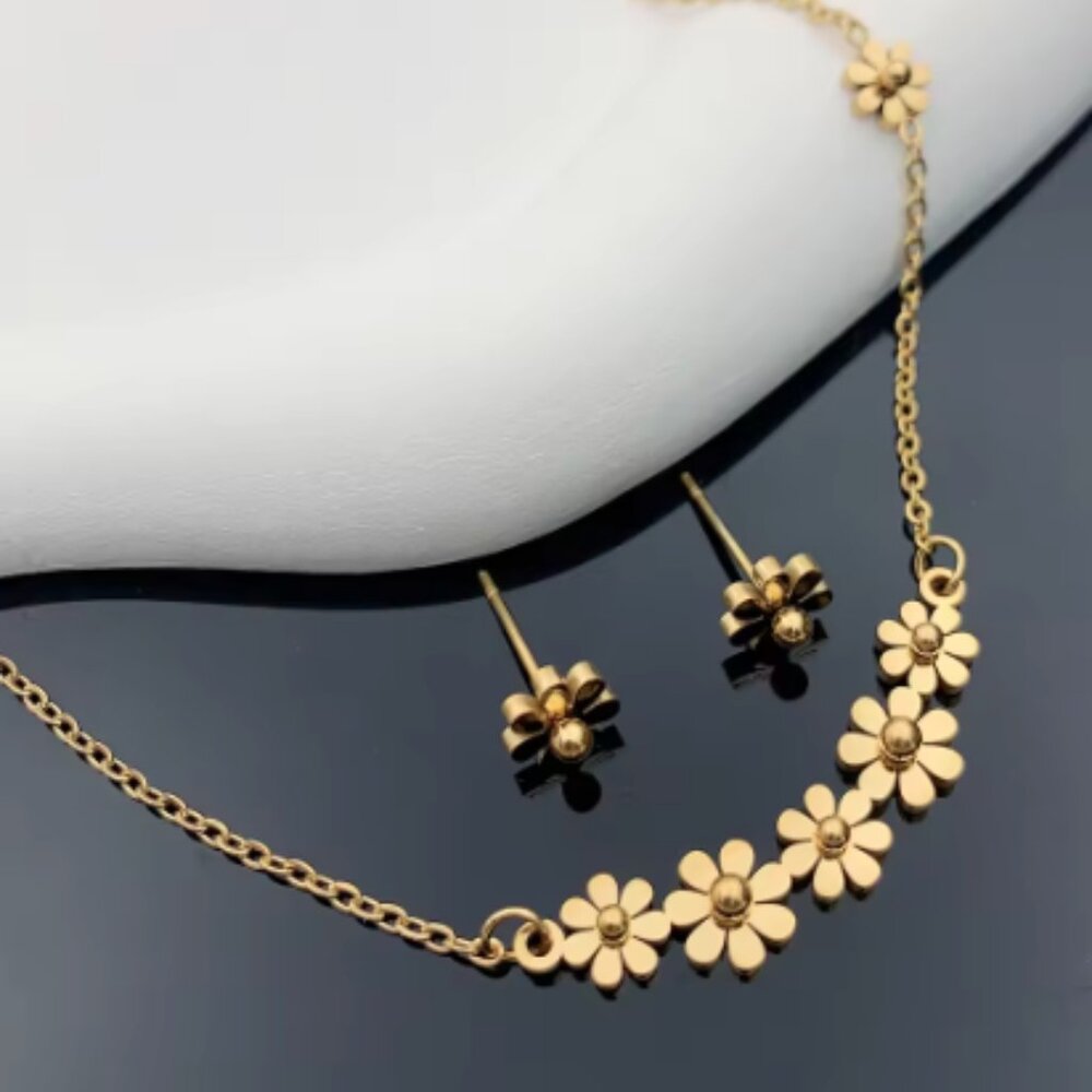 Dainty Daisies Earrings/Necklace Set